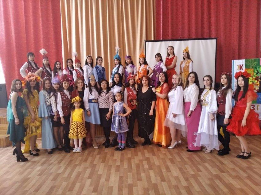 Абай Құнанбайұлының 175 жылдығына арналған «Жыл мезгілдері» атты оқушылар шығармашылығының көрмесі  мен сән үлгісі