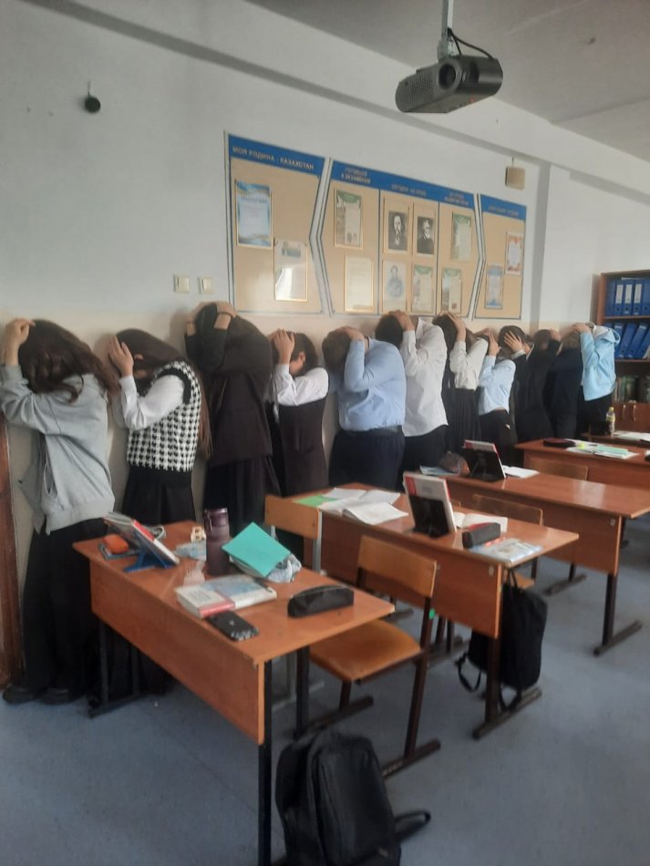 5 наурызда N19 мектепте  “Азаматтық қорғаныс айлығы” аясында мектеп ұжымы мен оқушыларға сейсмикалық жаттығу өткізді.