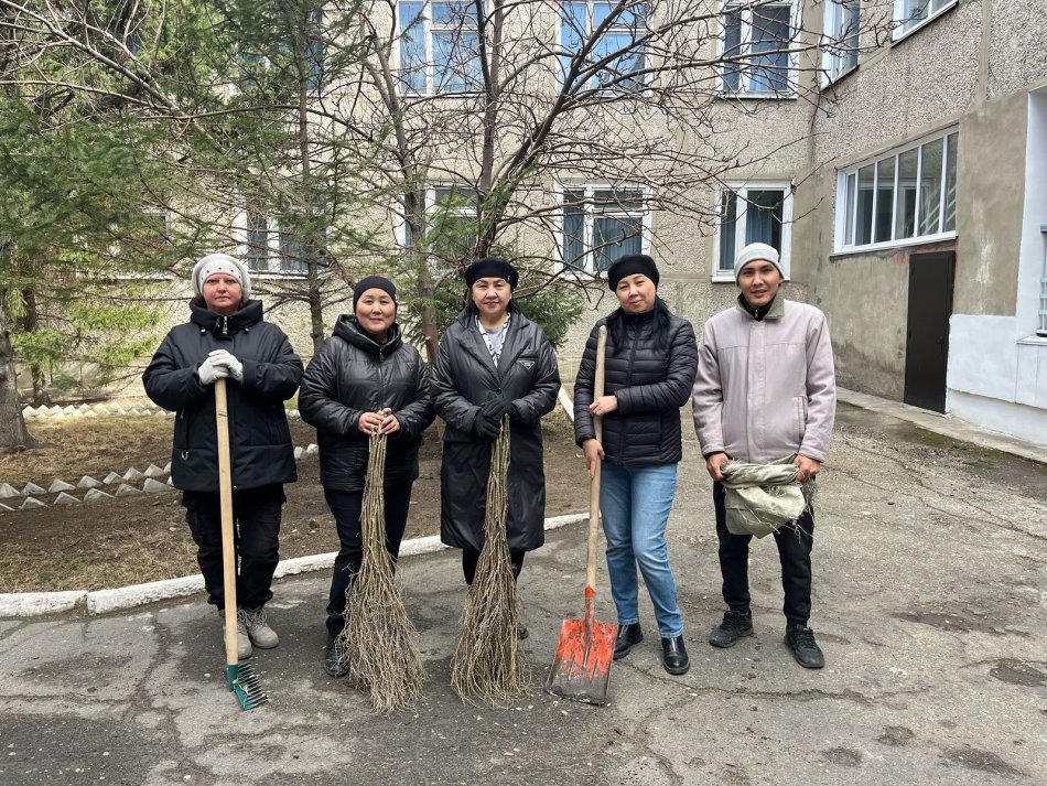 "Таза Қазақстан" акциясы аясында мектеп ауласында сенбілік өткізілді.